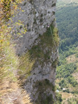 Dario in partenza sui cavi della 1° tyrolienne (35227 bytes)